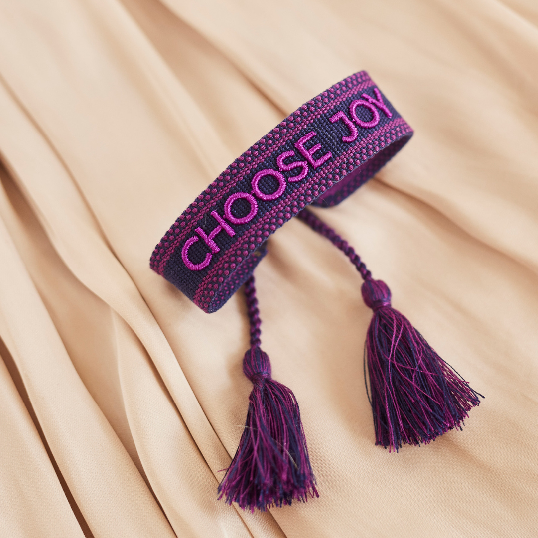 "CHOOSE JOY" Statement Armband in dunkelblau/dunkelbeere mit Quasten im Hippie Style von Josemma - kosmetikkaufen.shop