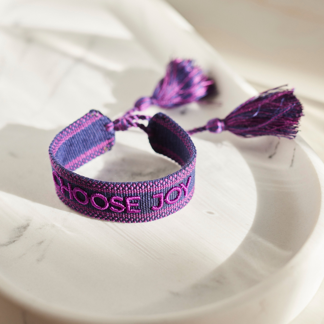 "CHOOSE JOY" Statement Armband in dunkelblau/dunkelbeere mit Quasten im Hippie Style von Josemma - kosmetikkaufen.shop