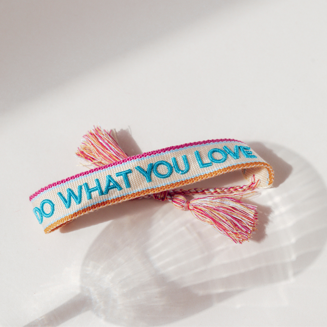 "DO WHAT YOU LOVE" Statement Armband in weiß/türkis mit Quasten im Hippie Style von Josemma - kosmetikkaufen.shop