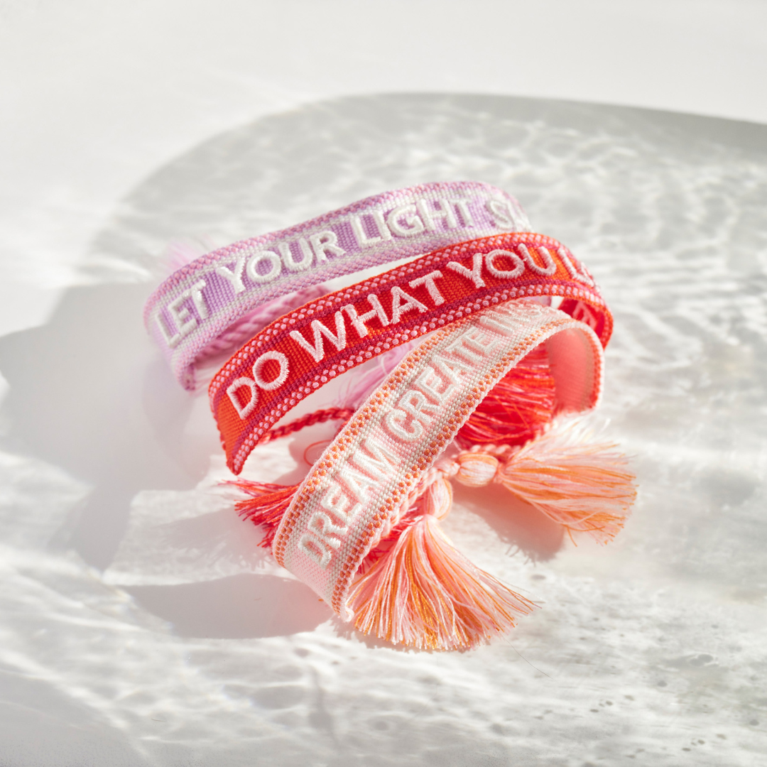 "DO WHAT YOU LOVE" Statement Armband in orange/rose mit Quasten im Hippie Style von Josemma - kosmetikkaufen.shop