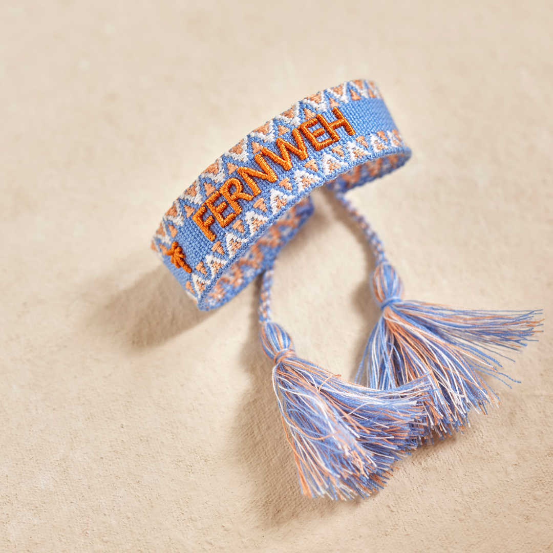 "FERNWEH" Statement Armband in hellblau/orange mit Quasten im Hippie Style von Josemma - kosmetikkaufen.shop