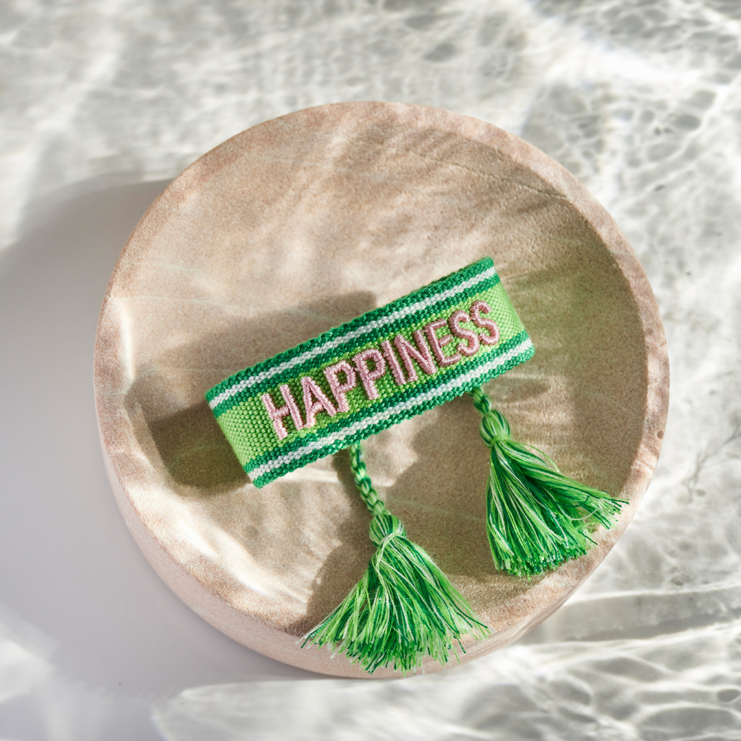 "HAPPINESS" Statement Armband in grün/rose mit Quasten im Hippie Style von Josemma - kosmetikkaufen.shop