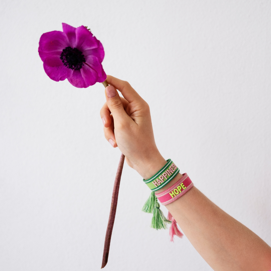 "KARMA, BABY" Statement Armband in neonpink/neongelb mit Quasten im Hippie Style von Josemma - kosmetikkaufen.shop