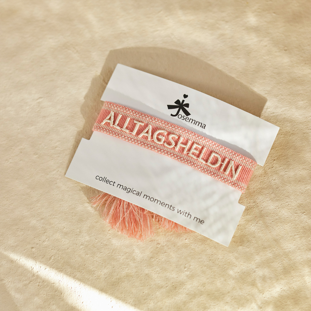 "ALLTAGSHELDIN" Statement Armband in altrose/creme mit Quasten im Hippie Style von Josemma - kosmetikkaufen.shop