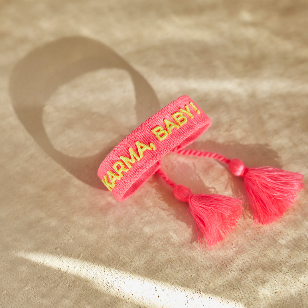 "KARMA, BABY" Statement Armband in neonpink/neongelb mit Quasten im Hippie Style von Josemma - kosmetikkaufen.shop