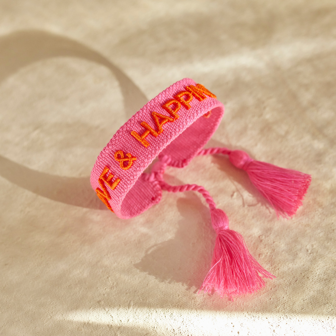 "LOVE & HAPPINESS" Statement Armband in neonpink/orange mit Quasten im Hippie Style von Josemma - kosmetikkaufen.shop