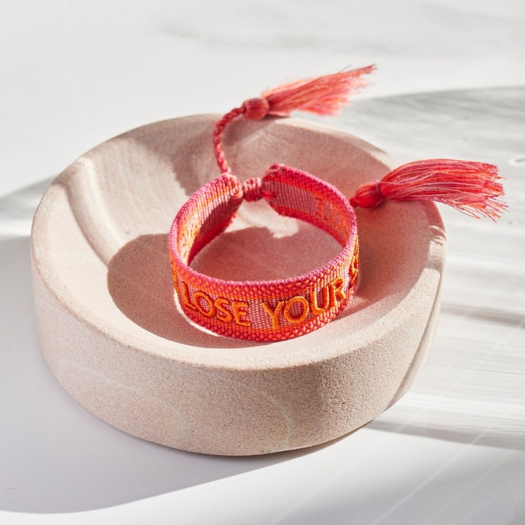 "NEVER LOSE YOUR SPARKLE" Statement Armband in altrose/orange mit Quasten im Hippie Style von Josemma - kosmetikkaufen.shop