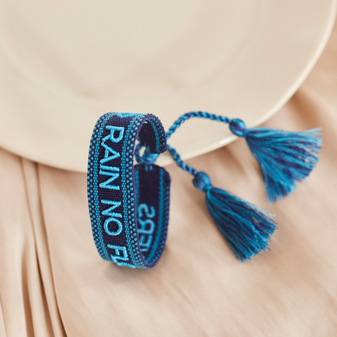 "NO RAIN NO FLOWERS" Statement Armband in dunkelblau/hellblau mit Quasten im Hippie Style von Josemma - kosmetikkaufen.shop