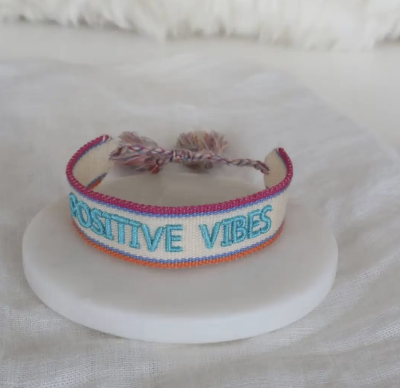 "POSITIVE VIBES" Statement Armband in cremeweiß/türkis mit Quasten im Hippie Style von Josemma - kosmetikkaufen.shop