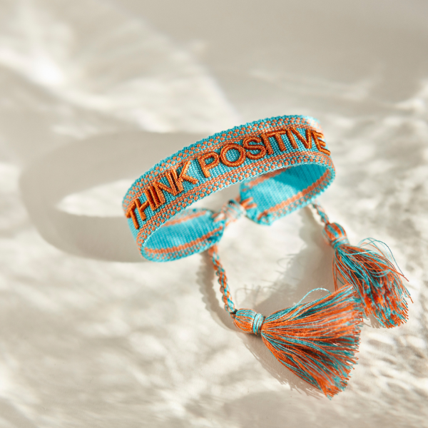 "THINK POSITIVE" Statement Armband in türkis/orange mit Quasten im Hippie Style von Josemma - kosmetikkaufen.shop