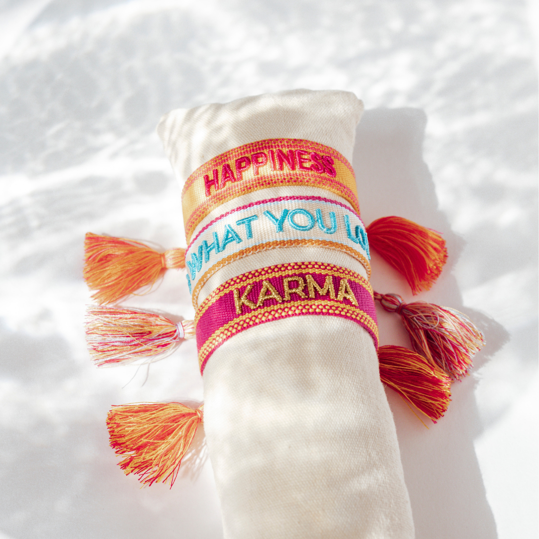 "KARMA, BABY" Statement Armband in altrose/orange/cremeweiß mit Quasten im Hippie Style von Josemma - kosmetikkaufen.shop